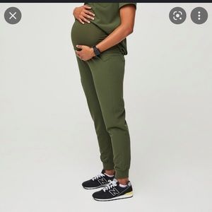 Figs Maternity Zamora Jogger size Small in olive 🫒
